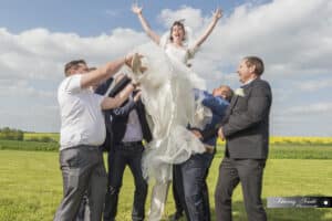 Mariage Adeline et Sébastien lancée de la mariée dans le parc à la salle des fêtes de Laquenexy. Photographe Metz