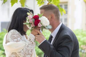 Mariage Tiffany & Jeremy à Metz bisous caché derrière le bouquet