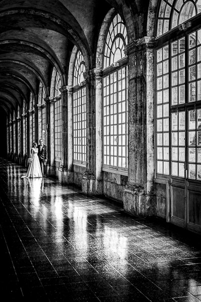 Photode couple Mariage Delphine & Romain dans un des couloir de l'Abbaye des Prémontrés