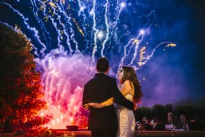 Laura émerveillée et remplie de joie devant leur feu d'artifice au château d'Hattonchâtel