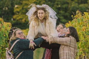 Vanessa avec son voile lancée en l'air par ses coppinies