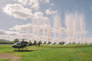 Spectacle de fumigènes colorés célébrant l'arrivée en hélicoptère de Liu Estera pour son baptême aux Tuileries