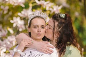 couronne bride sur la tete Chloé etreinte par une amie lors de son EVJF u jardin botanique de montigny les metz