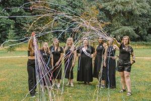 On a fini en apothéose avec une pluie de serpentins colorés qui tranchait magnifiquement avec le total look noir de la team. Un vrai feu d'artifice de bonne humeur !
