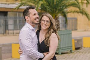 Gros plan sur les rires spontanés et la joie de Laura & Francisco pendant leur Love Session à Metz centre