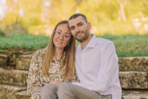 Close-up complice des futurs mariés, Marina et Romain, durant leur séance photo au Château de Tichémont