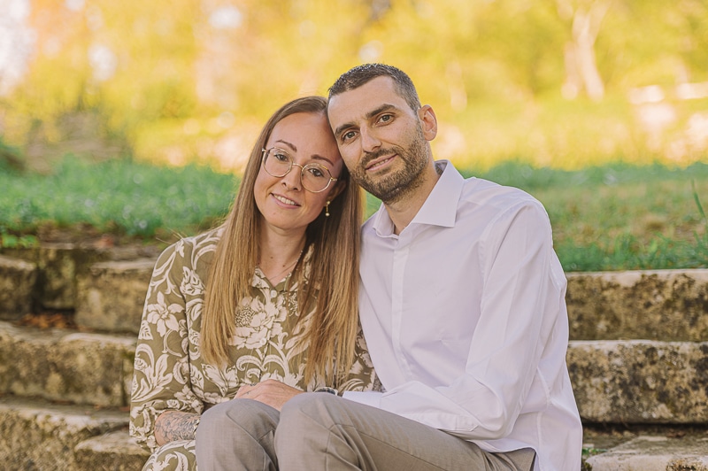 Close-up complice des futurs mariés, Marina et Romain, durant leur séance photo au Château de Tichémont