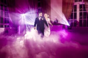 Ouverture de bal de Chloé et Aymerick à l'Orangerie de Mondorf-les-Bains, marchant sur un nuage de fumée lourde sous des projecteurs violets