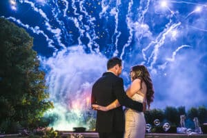 Instant complice entre les mariés sous une pluie d'étincelles bleues lors du mariage Laura et Francisco à Hattonchâtel