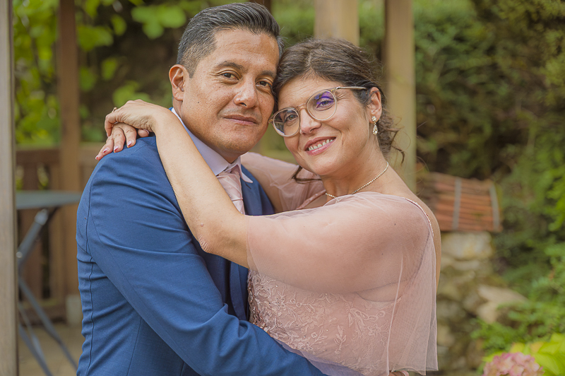 Photo 37 (Portrait de couple) : Portrait complice et romantique de Perrine & Jhonatan s'enlaçant tendrement dans les jardins du Domaine de la Forêt à Remich, Luxembourg