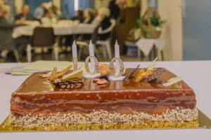 gateau avec bougies Anniversaire 100 ans de Marcelle à Ennery