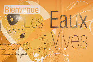 Mur décoré de l'EHPAD affichant "Bienvenue aux Eaux Vives" avec une citation poétique sur la vieillesse sur fond orange et jaune.