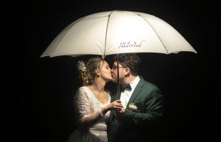 photo de couple chloé & Aymerick avec un parapluie