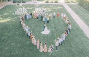 Image drone formant un cœur avec Julie et Tristan au centre, capturant un moment romantique lors de leur mariage.